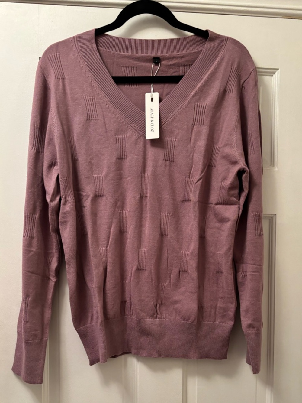 Women's V-Neck Sweater in Dusty Mauve
Soft and Mid Weight Size L